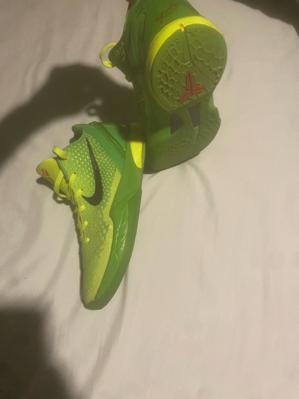 Nike Men's Neon Yellow/Green Kobe Basketball Shoes - Picture 4 of 5